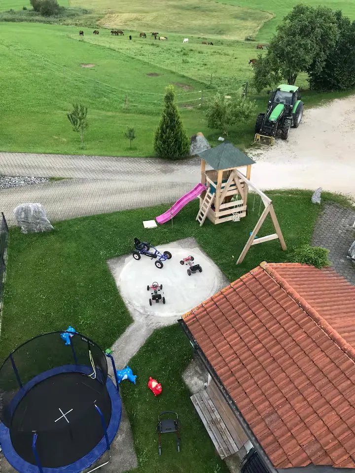 Ferienwohnung im Allgäu – gemütlicher Innenraum am Leonhardshof Albrecht in Sommers bei Kempten