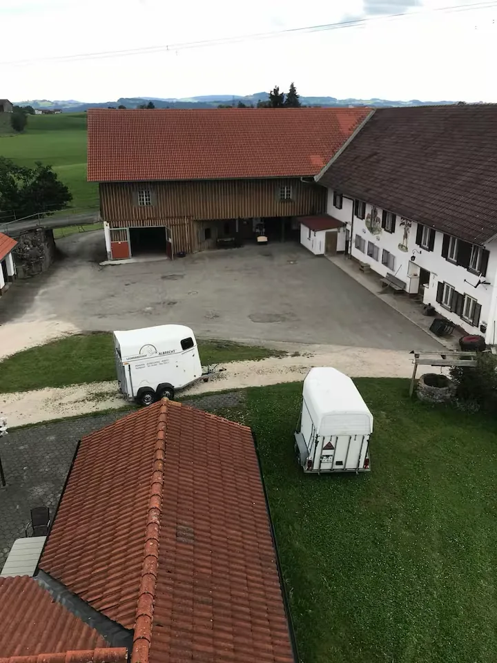 Reiterhof Allgäu – Hofansicht und Reitanlage am Leonhardshof Albrecht