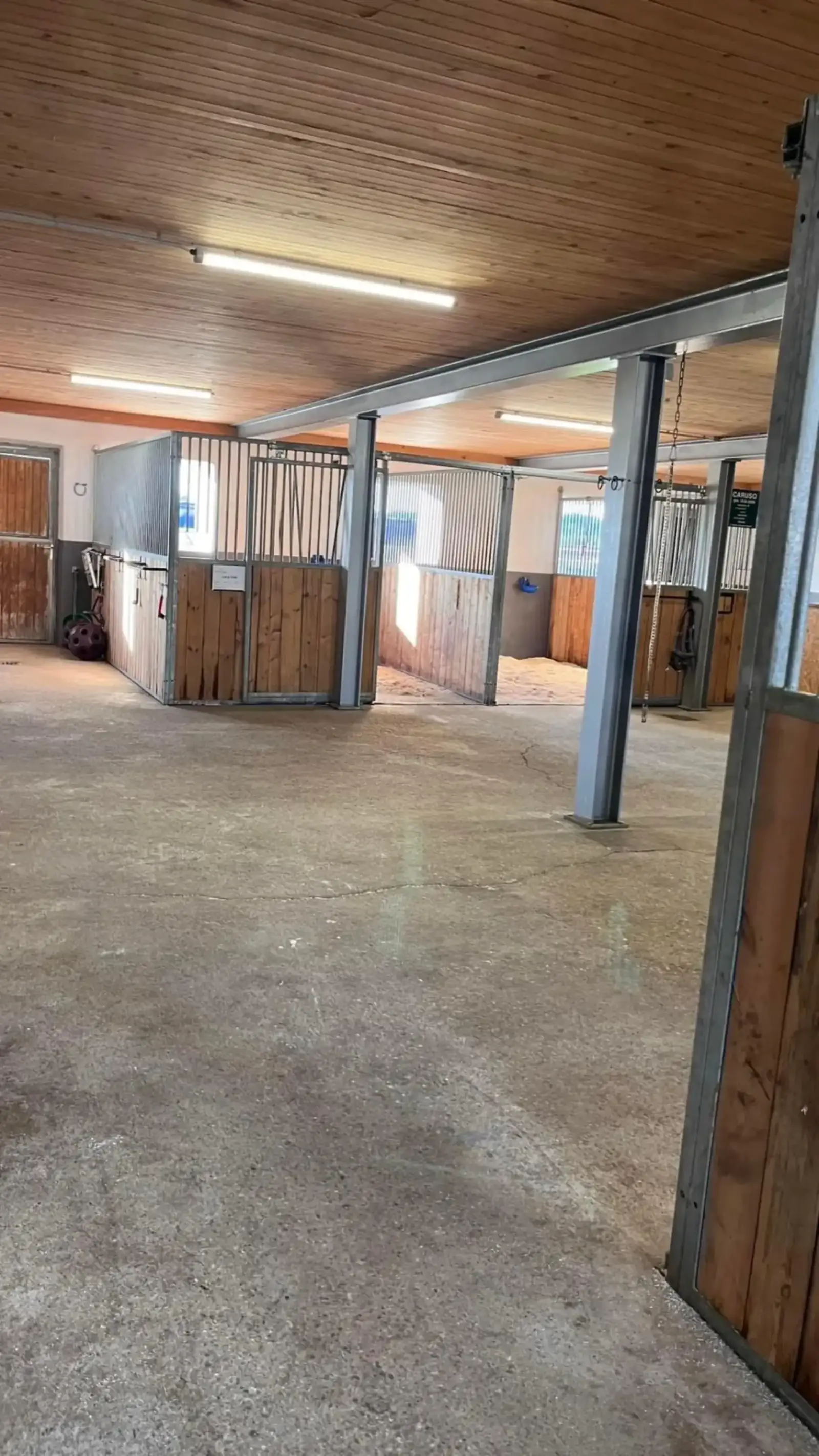 Helle, moderne Pferdeboxen der Pferdepension am Leonhardshof